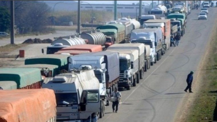 En este momento estás viendo Rosario/ Denuncian crisis en el transporte de cargas