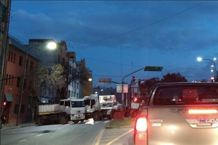 En este momento estás viendo Camioneros autoconvocados cortan accesos a la Ciudad en reclamo por los aumentos del gasoil y los peajes