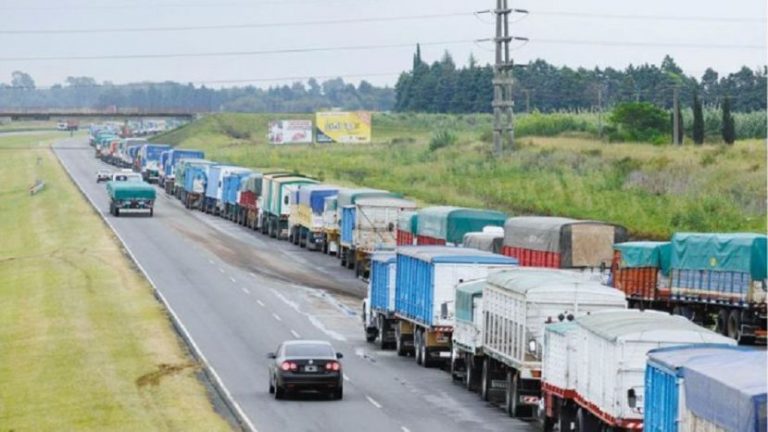 En este momento estás viendo LOGÍSTICA / ESTIMAN QUE EL 91% DE LAS CARGAS SE MUEVEN EN CAMIÓN